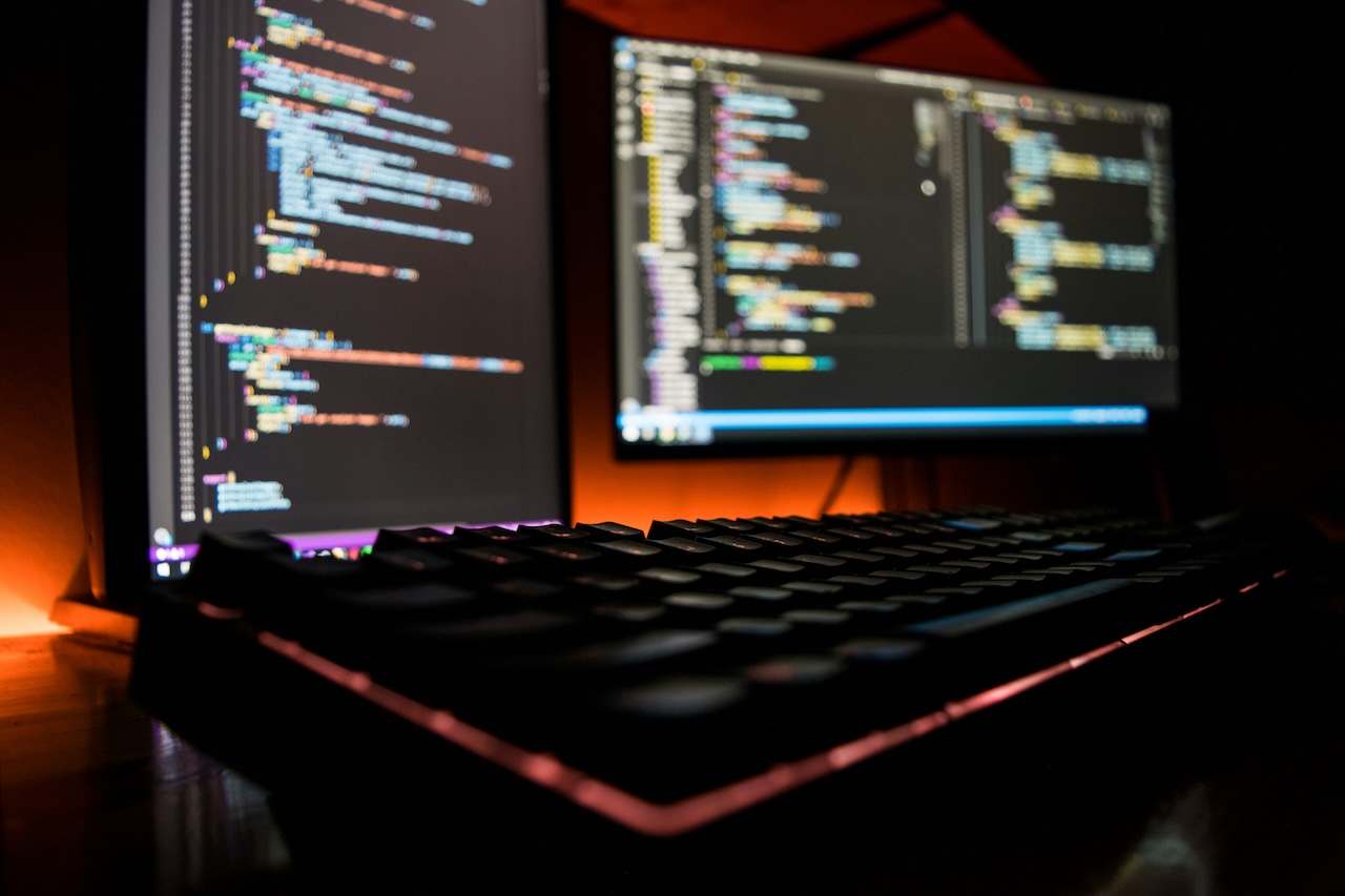 Illustration représentant le développement d'applications sur mesure — code et architecture logicielle